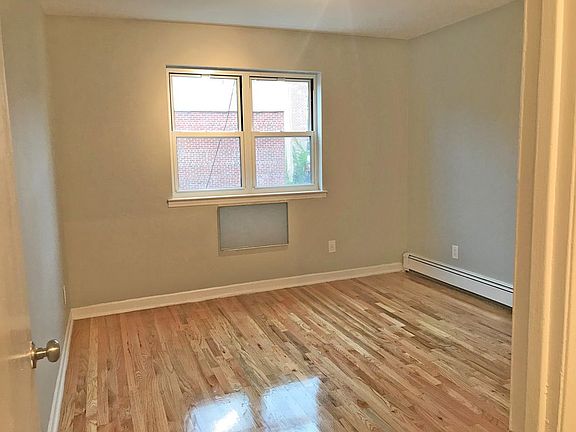 2nd image of 3010 Steinway St APT 3R