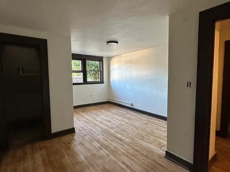 552 W Broadway — Photo 7