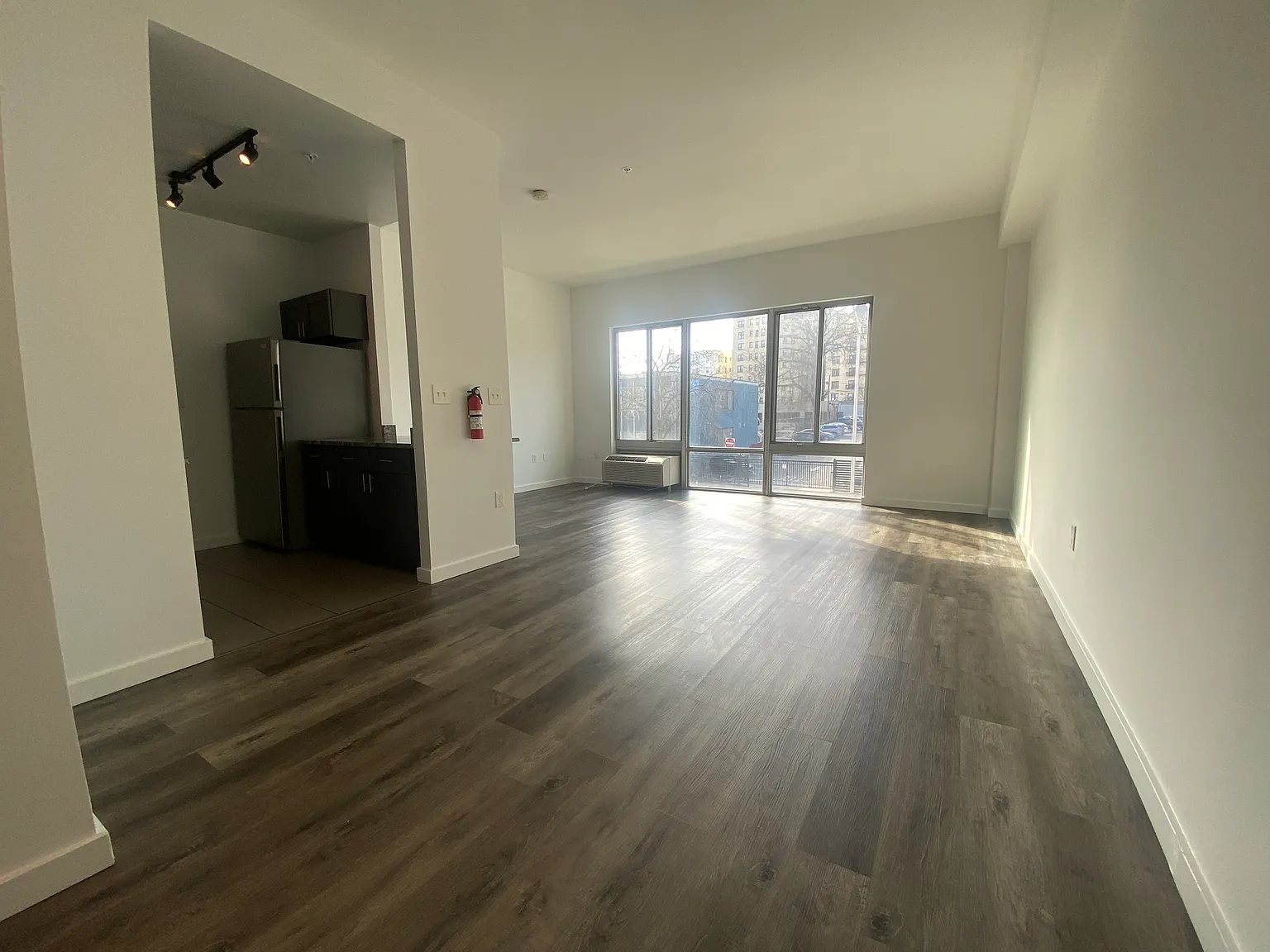 Studio, 850 sqft, $1,700 — Photo 2