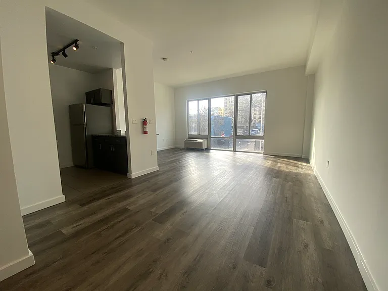 100 Evergreen Pl #1B — Photo 2