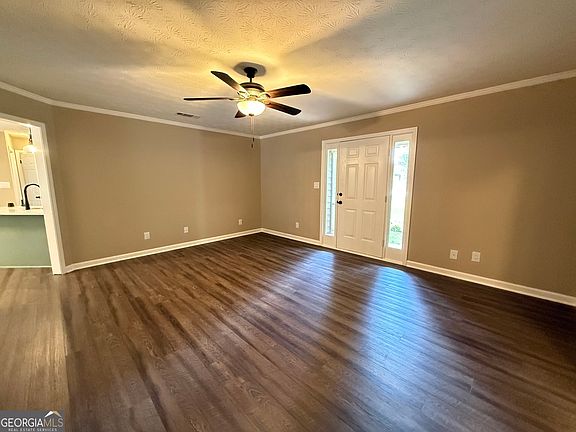 5th image of 330 Fox Meadow Dr