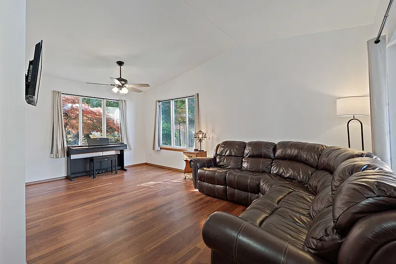3 bed, 2.5 bath, 1424 sqft, $3,000 — Photo 2