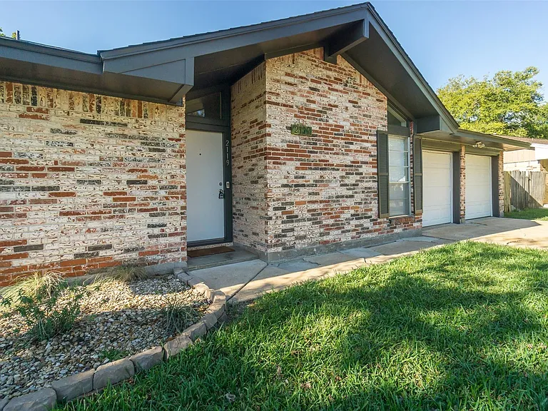 2119 Williamsburg Ct S — Photo 24