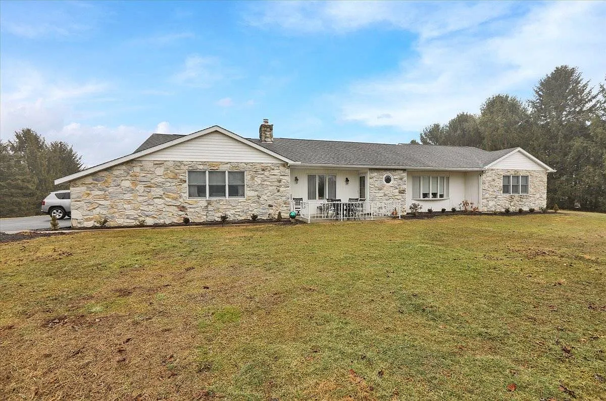 7435 Bernville Rd photo 1