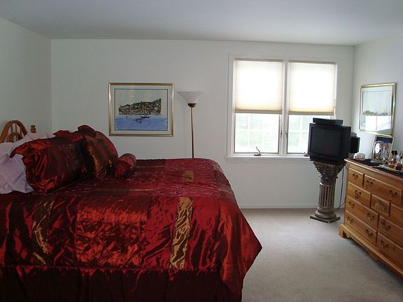 LARGE MASTER BEDROOM
