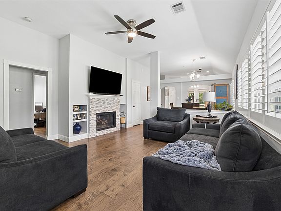2nd image of 1701 Prescott Dr