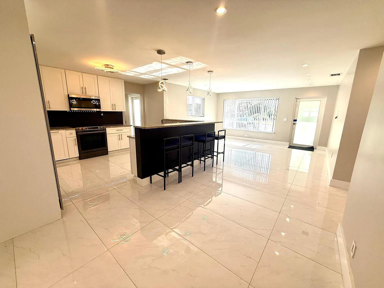 3 bed, 2.0 bath, 1475 sqft, $4,500 — Photo 4