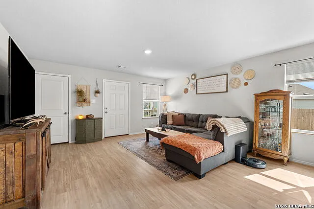 3 bed, 2.0 bath, 1276 sqft, $1,800 — Photo 4