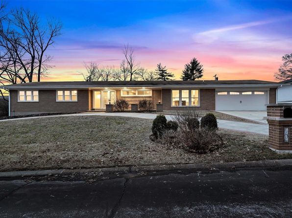 6 Heartwoods Ct, Saint Louis, MO 63132