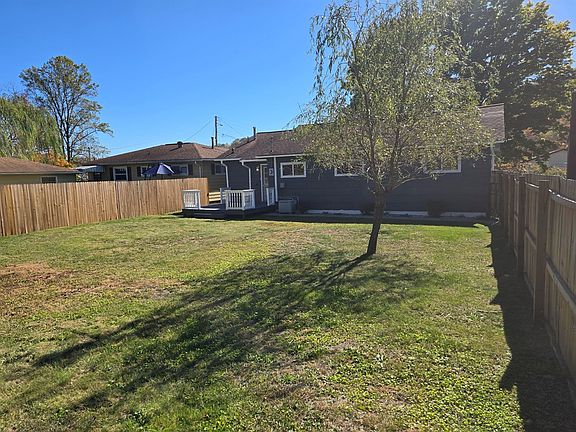 5th image of 105 E Camellia St