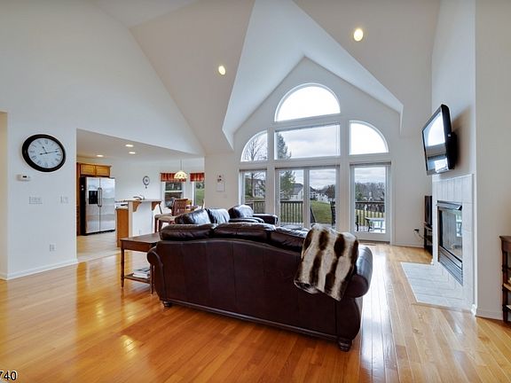 4th image of 6 White Oak Ct