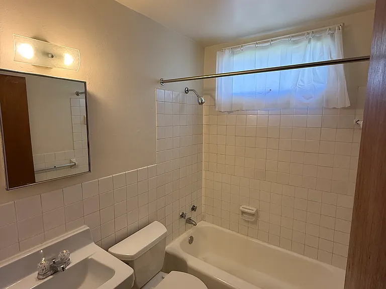 990 Lynde Dr NE #3 — Photo 6