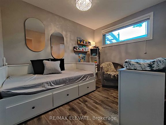 5th image of 302 Demaine Cres