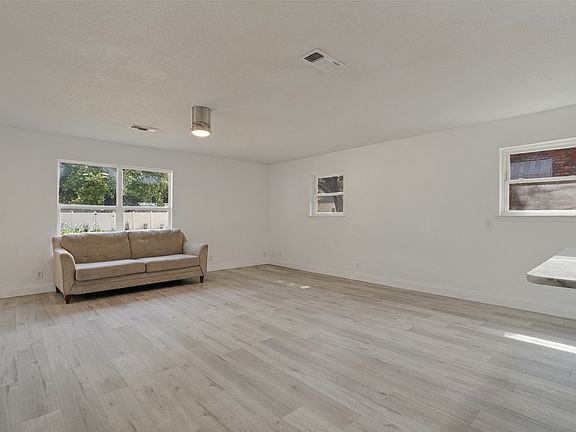 5th image of 402 Myers Ave