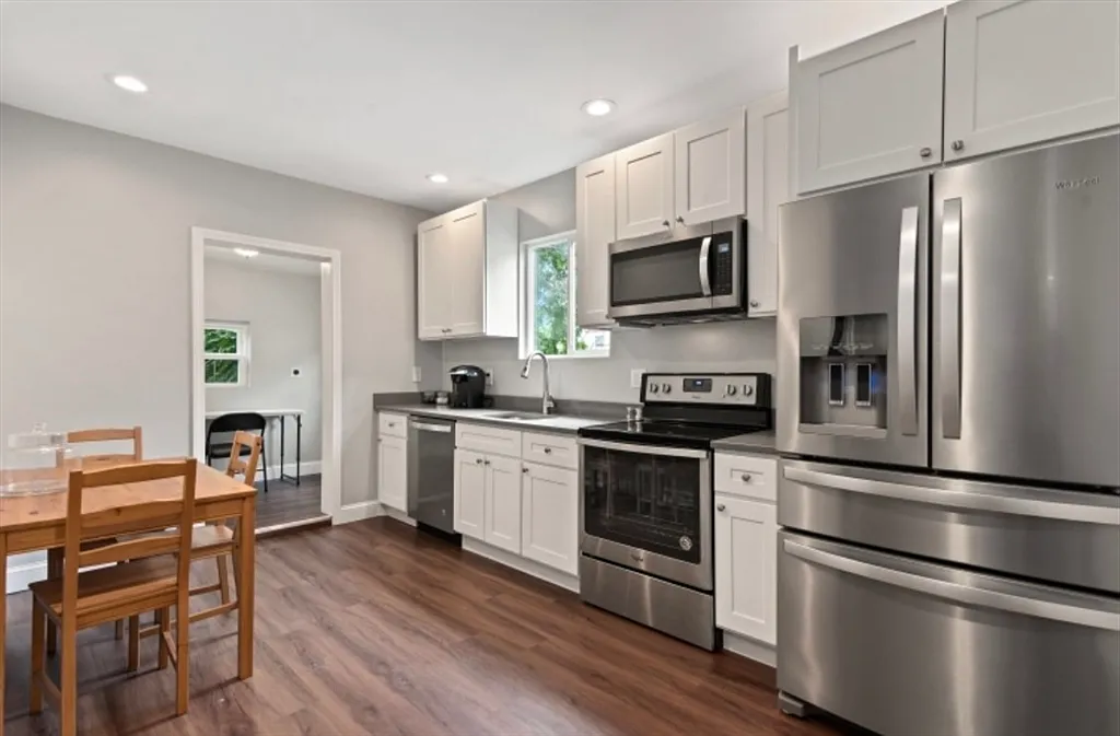 3 bed, 1.0 bath, 1394 sqft, $3,400 — Photo 4