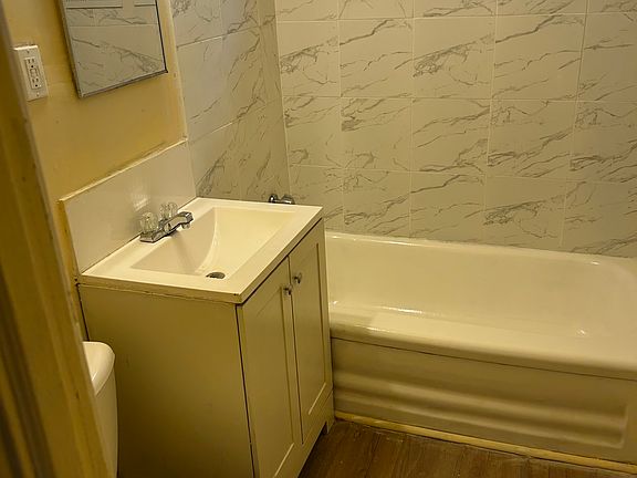 4th image of 2065 Wright St