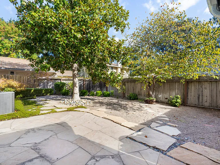 648 Tunbridge Rd — Photo 32