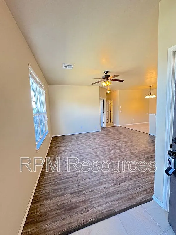 3 bed, 2.0 bath, 1250 sqft, $1,395 — Photo 3