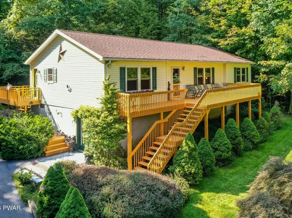25 Sterling Gardens Dr, Moscow, PA 18444