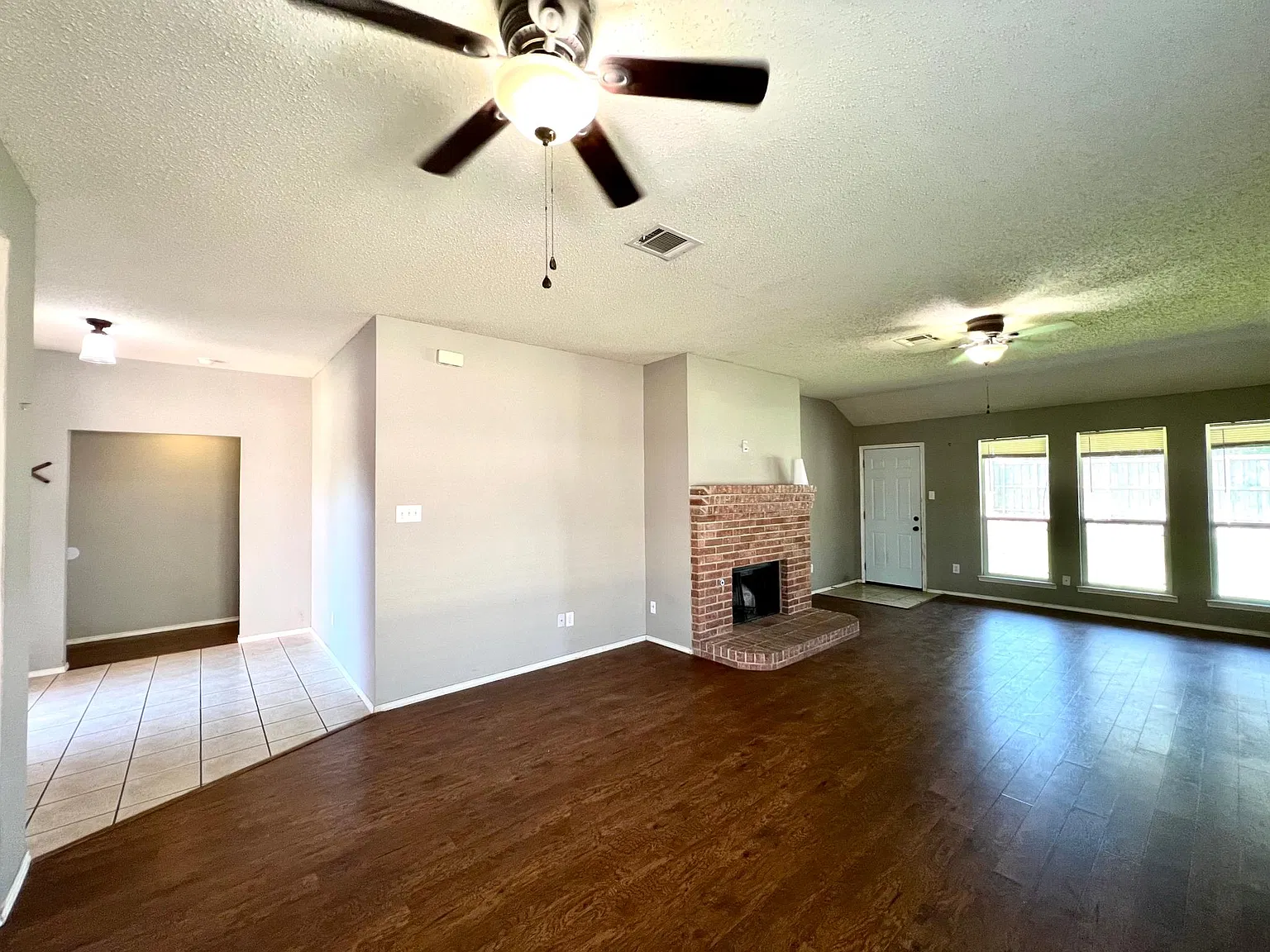 3 bed, 1811 sqft, $1,900 — Photo 2