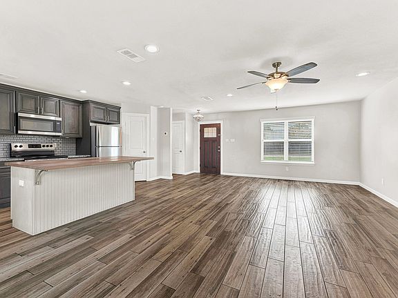 4th image of 2621 Ivanridge Ln