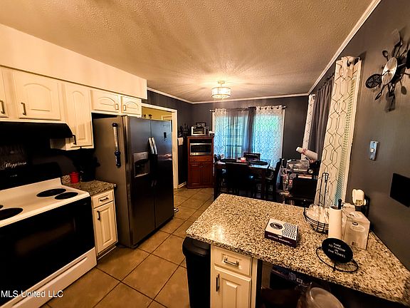 4th image of 310 E Cherry Dr