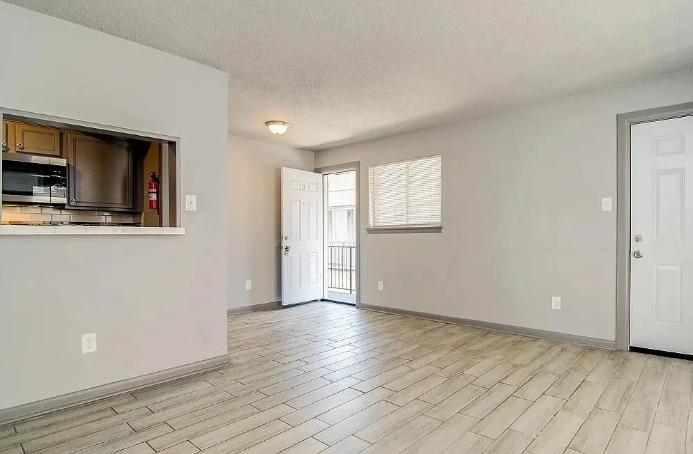Courtyard @ 1460 Monroe — Photo 4