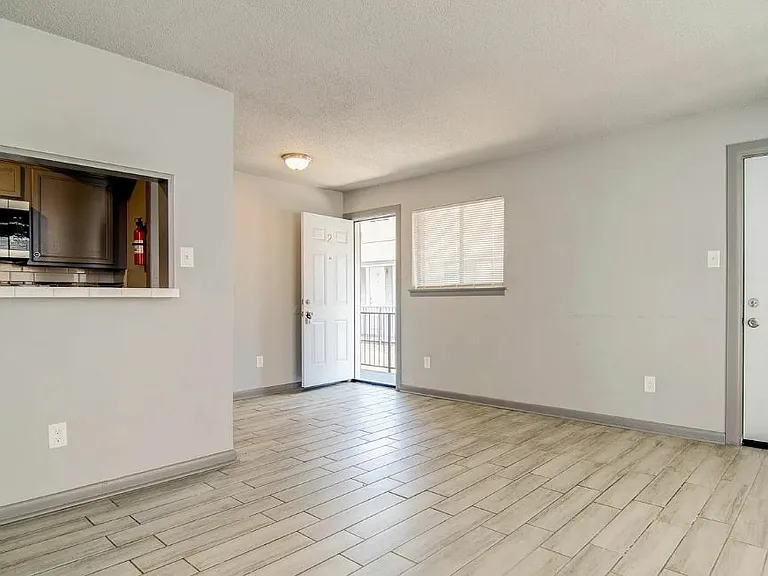 1460 Monroe Ave — Photo 4