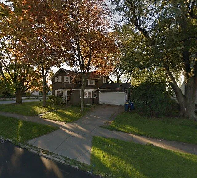 421 E Broadway St — Photo 1