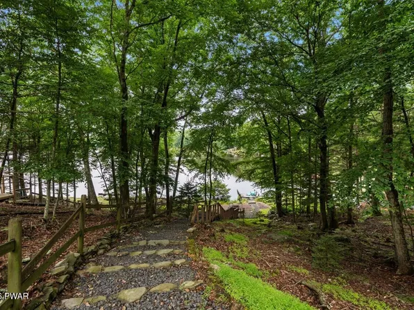 146 Spruce Lake Dr, Milford, PA 18337