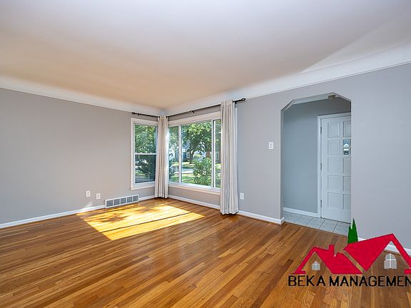 3rd image of 901 N Gainsborough Ave