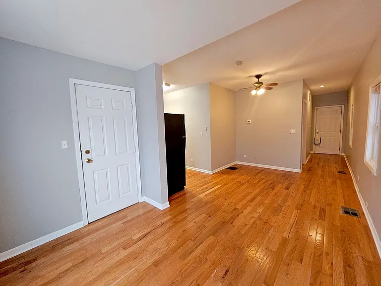 2420 N Greenview Ave — Photo 3