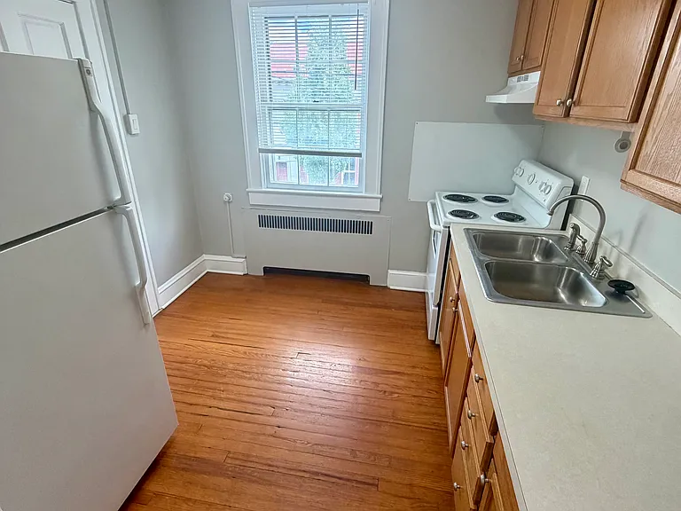 142 N Washington St #3 — Photo 4