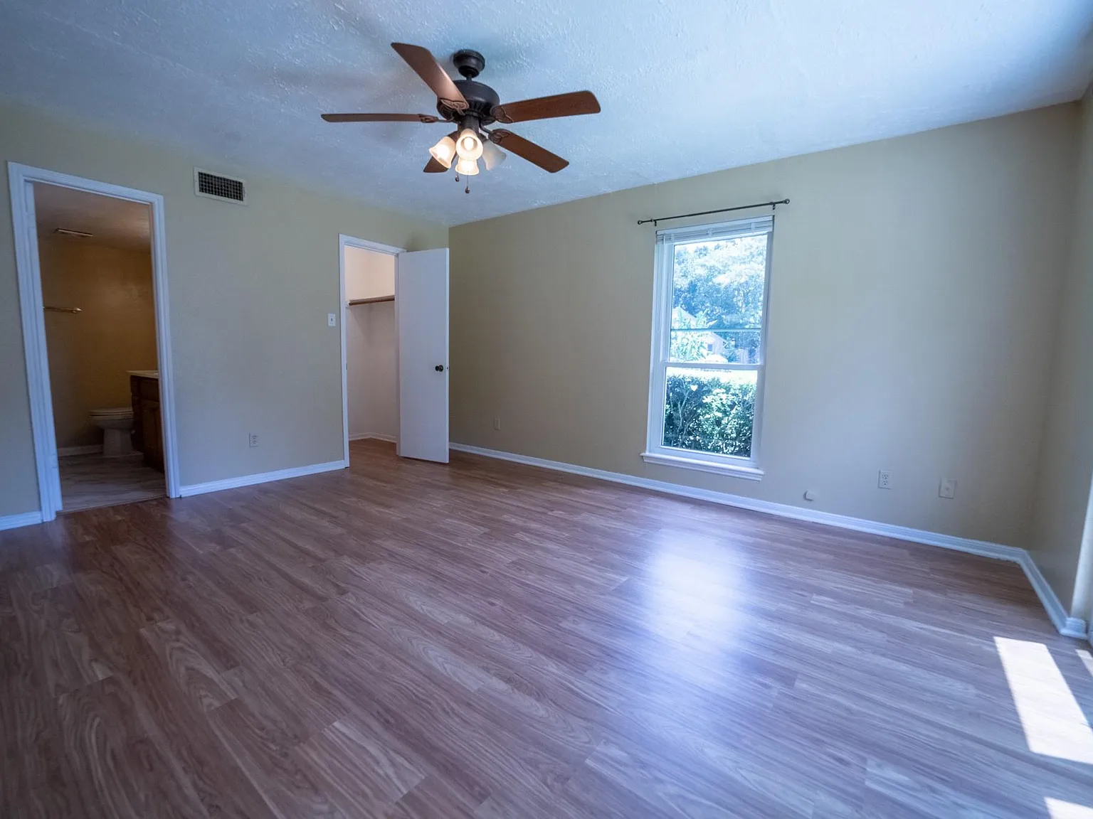 3 bed, 3.0 bath, 1624 sqft, $1,695 — Photo 4
