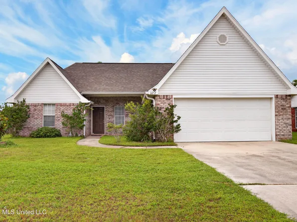 2212 Paula Cir, Ocean Springs, MS 39564