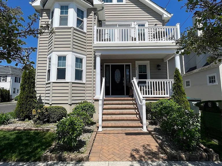 29 N Iroquois Ave — Photo 2