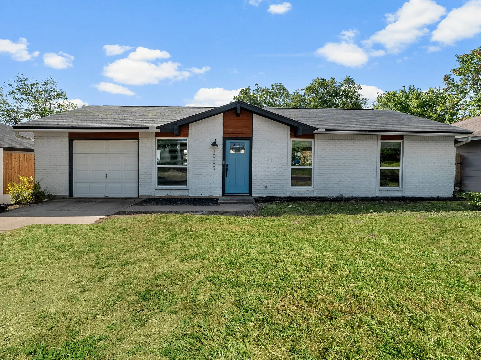 3 bed, 1230 sqft, $2,300 — Photo 2
