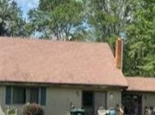 326 Fawn Lake Dr, Hawley, PA 18428