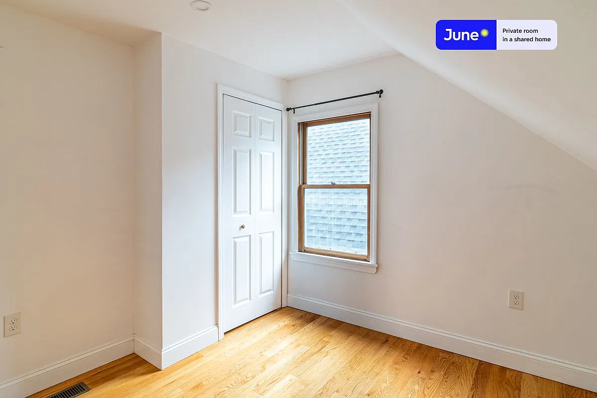 Full bedroom in 6 bed/2 bath home in Somerville #1379 E — Photo 2