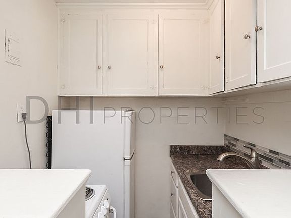 4th image of 1209 Commerce Ave #7