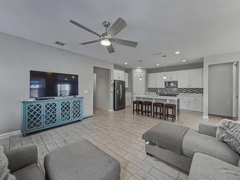 295 Lake Smart Cir — Photo 4