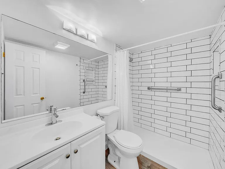 127 Westbury #G — Photo 24