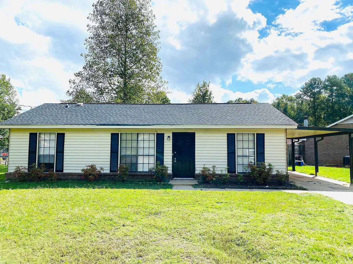 3 bed, 2.0 bath, 1050 sqft, $1,400 — Photo 1
