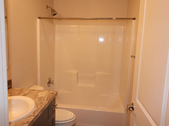 Main level full bath