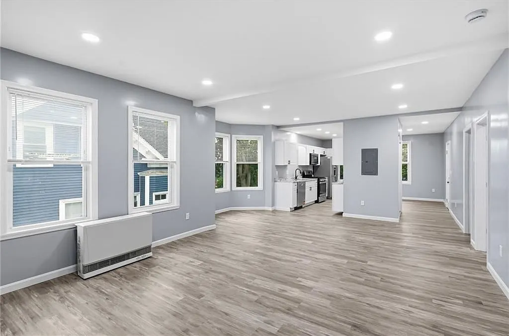 3 bed, 1.0 bath, 1470 sqft, $2,500 — Photo 2