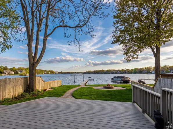 3506 Union Lake Rd, Commerce Township, MI 48382