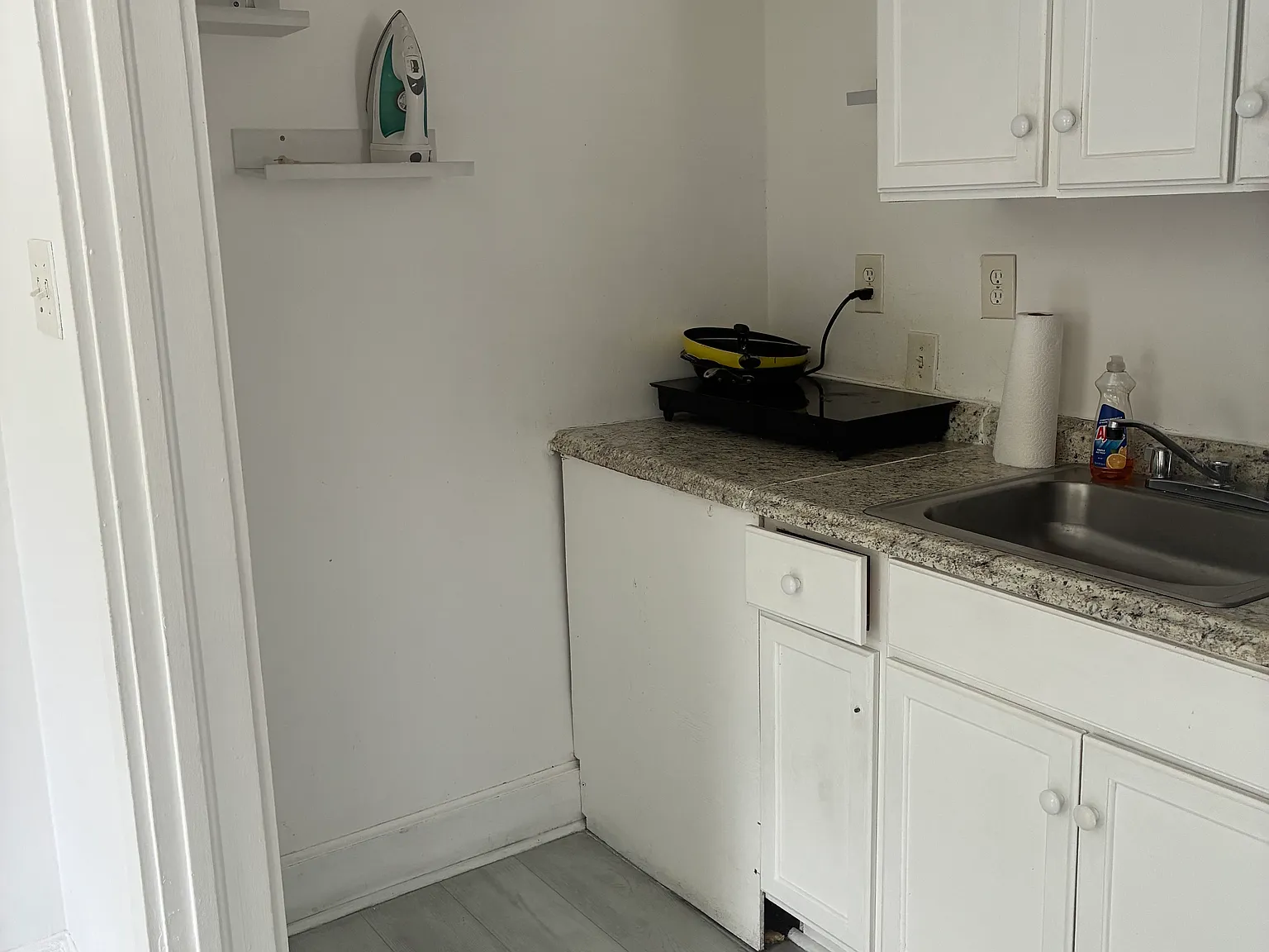 Studio, 300 sqft, $1,352 — Photo 4