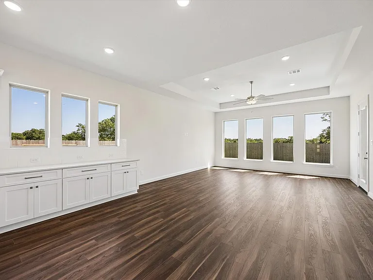 308 Legacy Point Dr — Photo 4