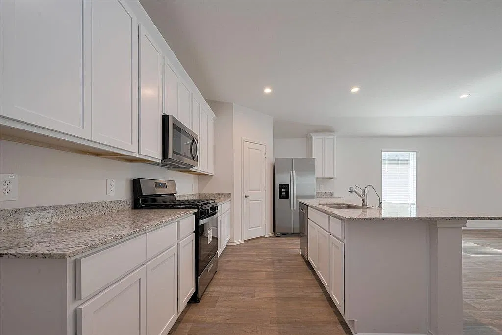 4 bed, $2,150 — Photo 1
