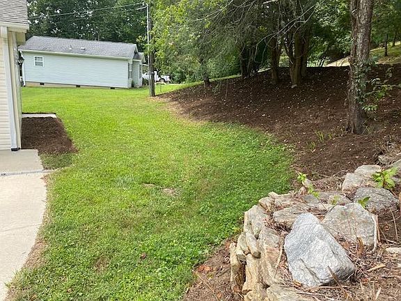 3rd image of 521 Lyndhurst Dr